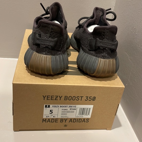 Yeezy Boost 350 V2 US Size 5 Cinder - Picture 4 of 7